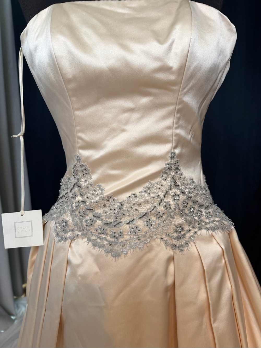 NWT COCOE VOCI WEDDING GOWN SIZE 4 w/veil & clutch - Picture 12 of 16
